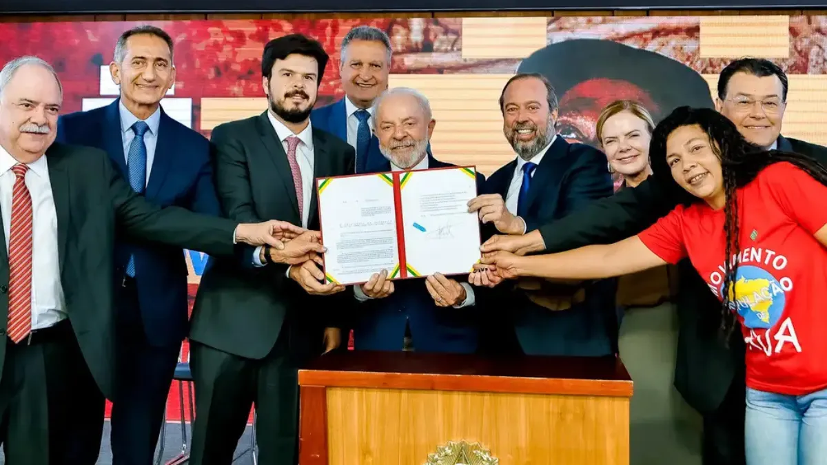 Lula sanciona programa Luz do Povo, que garante energia de graça a milhões de famílias; saiba mais