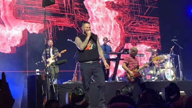 Maroon 5 fará show de graça no Brasil; saiba onde e quando (2)