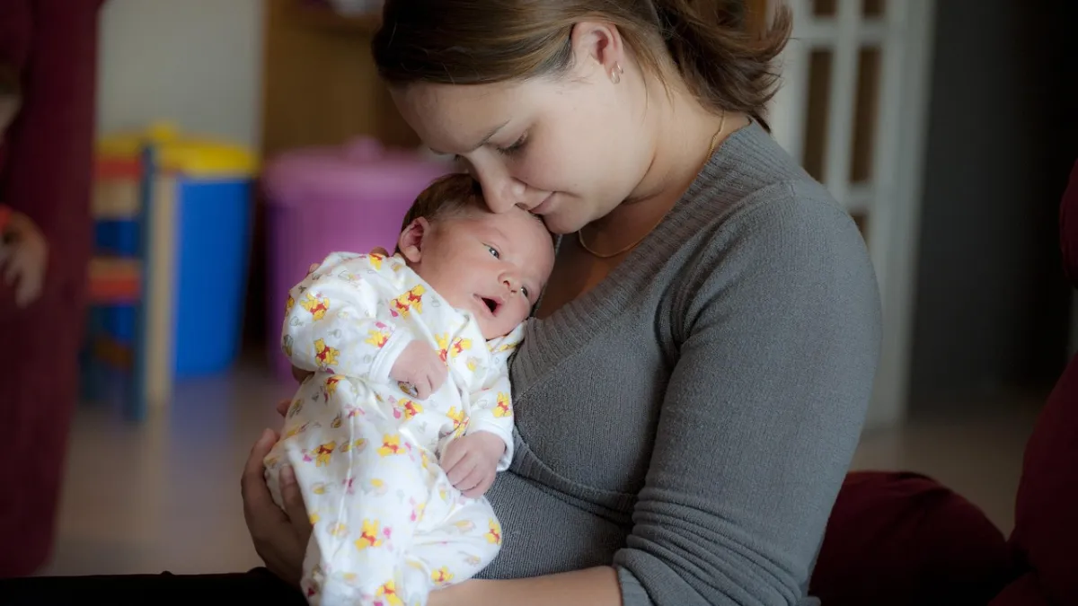 Qual é a diferença entre baby blues, depressão pós-parto e puerpério?