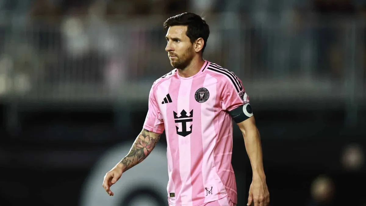 Messi tenta invadir vestiário e é contido por Suárez; entenda