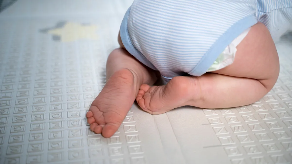 Por que deixar o bebê dormir de bruços é perigoso? Entenda os riscos