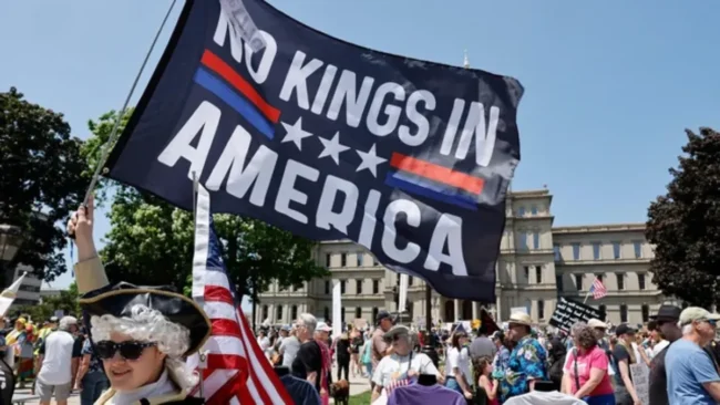 Movimento No Kings entenda a onda de protestos contra Donald Trump
